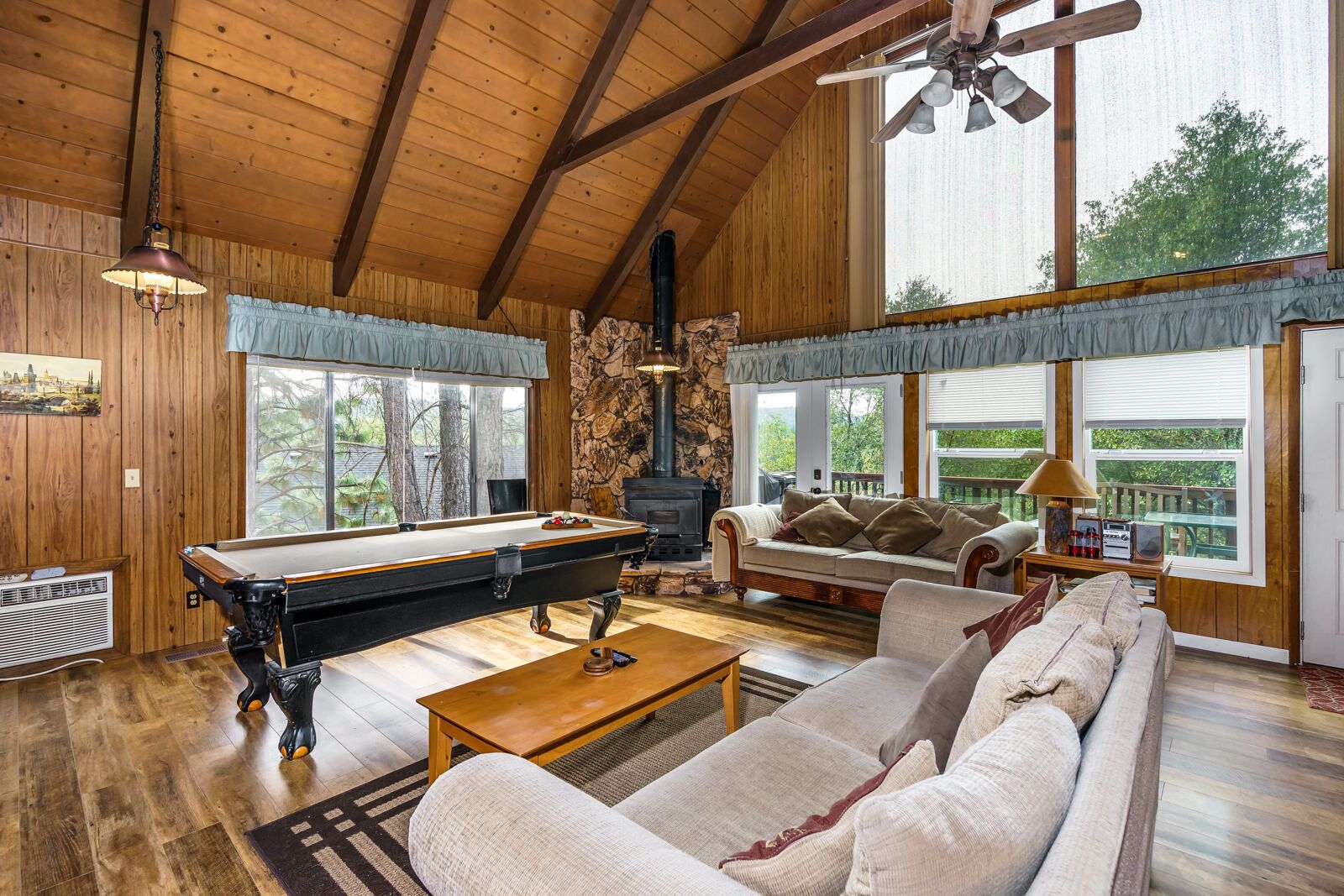 Lovely Log Style Cabin In  Yosemite National  Park Area