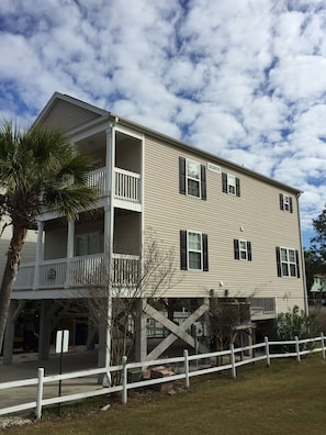 Exterior - Feels like home! This spacious & cozy beach house is a short walk to the beach!  (Surfside Beach)
