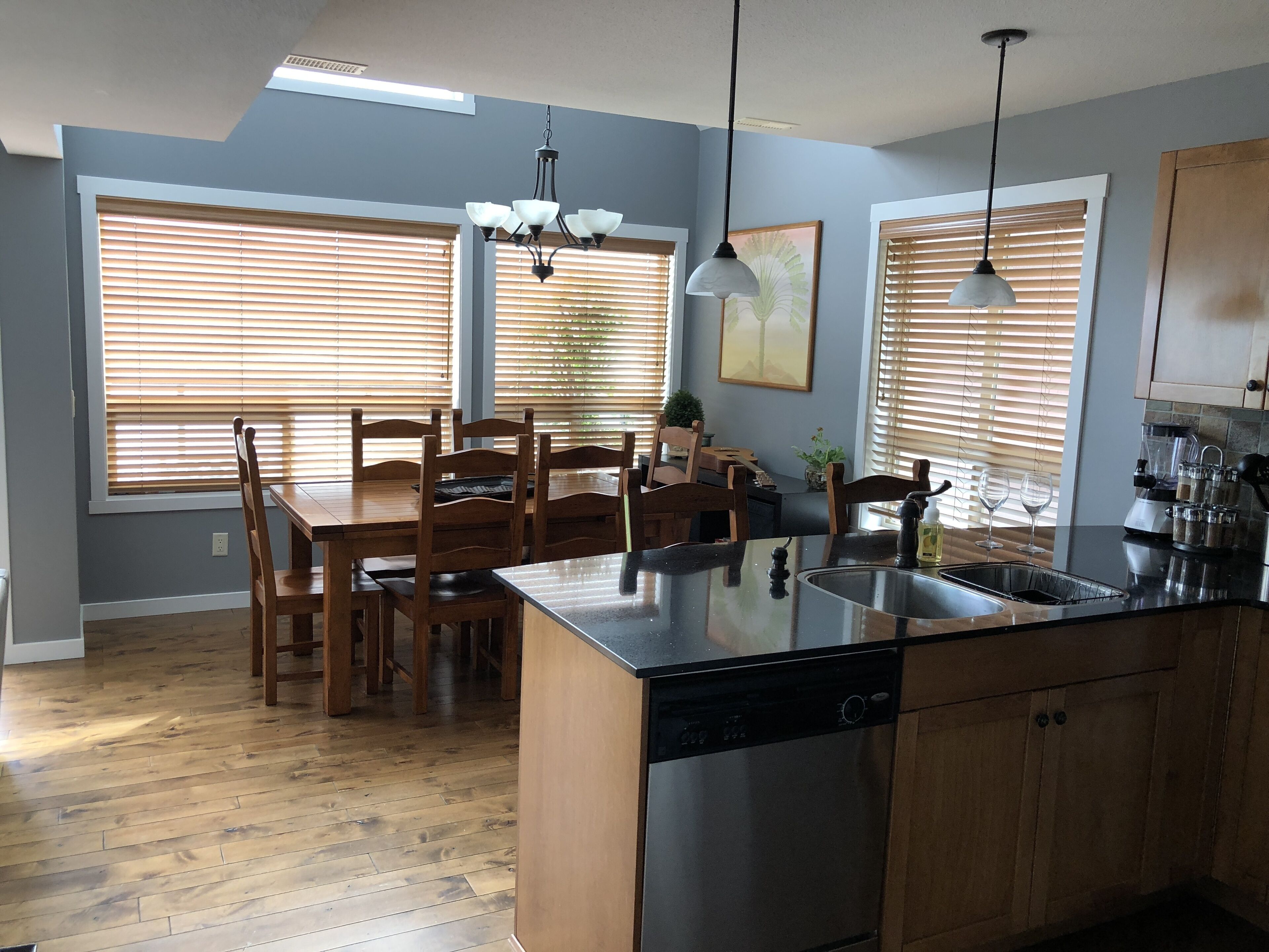 Hot tub open Remembrance Day! Off season rates! Fire table with fabulous view! 