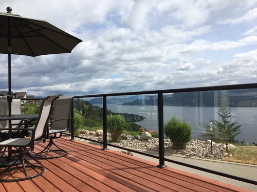 Off season rates. Fantastic view, fire table, hot tub open every weekend