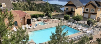 Off season rates. Fire table, steps to pool fantastic view!