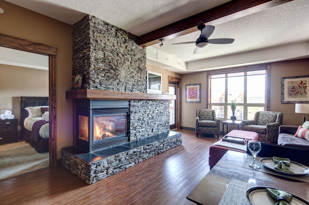 Rundlestone Executive Villa - Hot Tub, Seasonal Pool, Stay for 3 nts/Pay for 2*