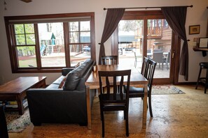 Smart TV, fireplace, DVD player, video library - Awesome Custom-built Guesthouse In Quiet Downtown Location (Flagstaff)