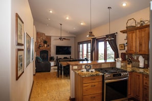 Fridge, microwave, oven, stovetop - Awesome Custom-built Guesthouse In Quiet Downtown Location (Flagstaff)