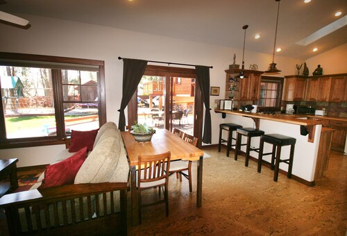 Impresionante Custom-construido Guesthouse En Quiet Downtown Ubicación