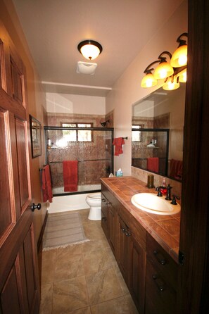 Secadora de cabello, toallas, jabón, papel de baño 