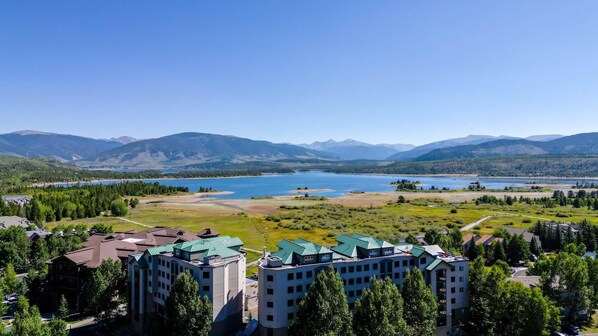 Un hôtel comprenant plusieurs bâtiments, un grand lac et entouré de montagnes.