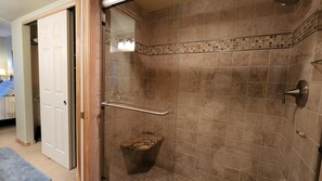 Ensemble douche/baignoire, sèche-cheveux, serviettes fournies, savon