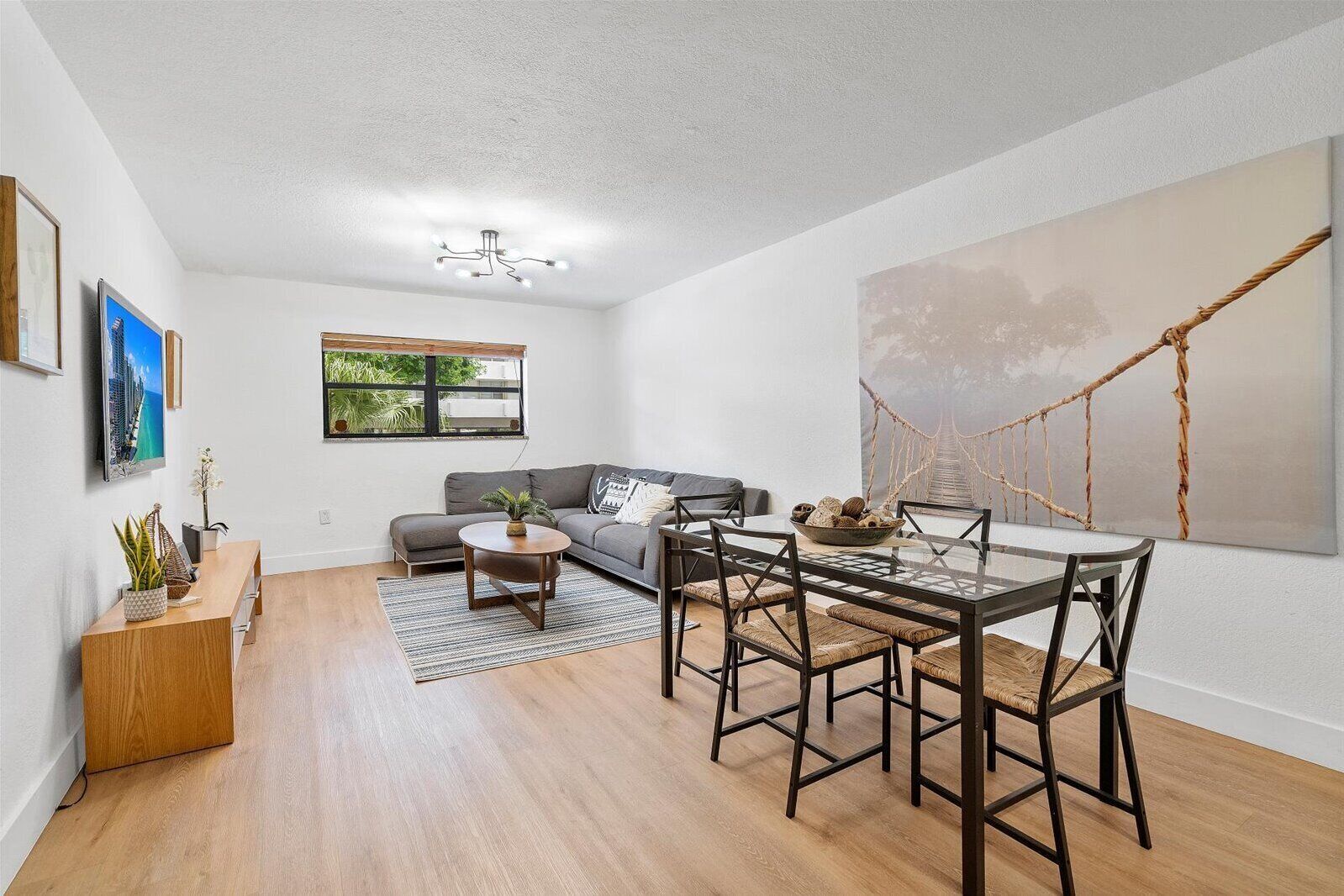 2 Bedrooms Apartment/ Near the beach and plazas for shopping 