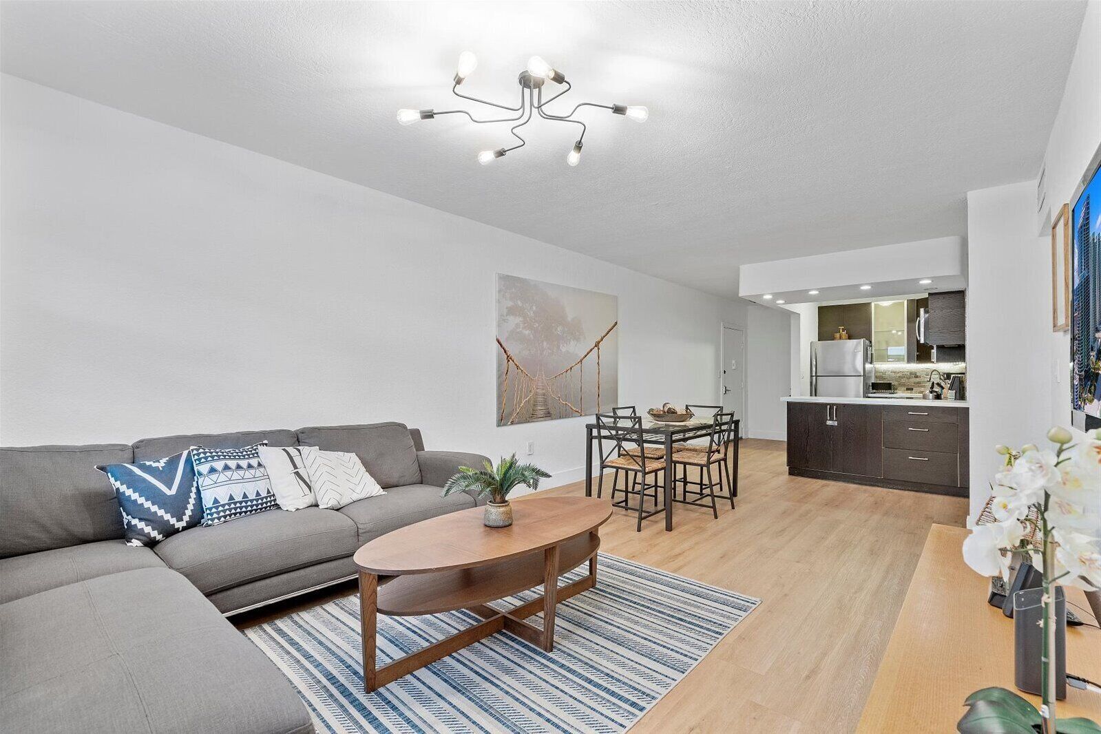 2 Bedrooms Apartment/ Near the beach and plazas for shopping 