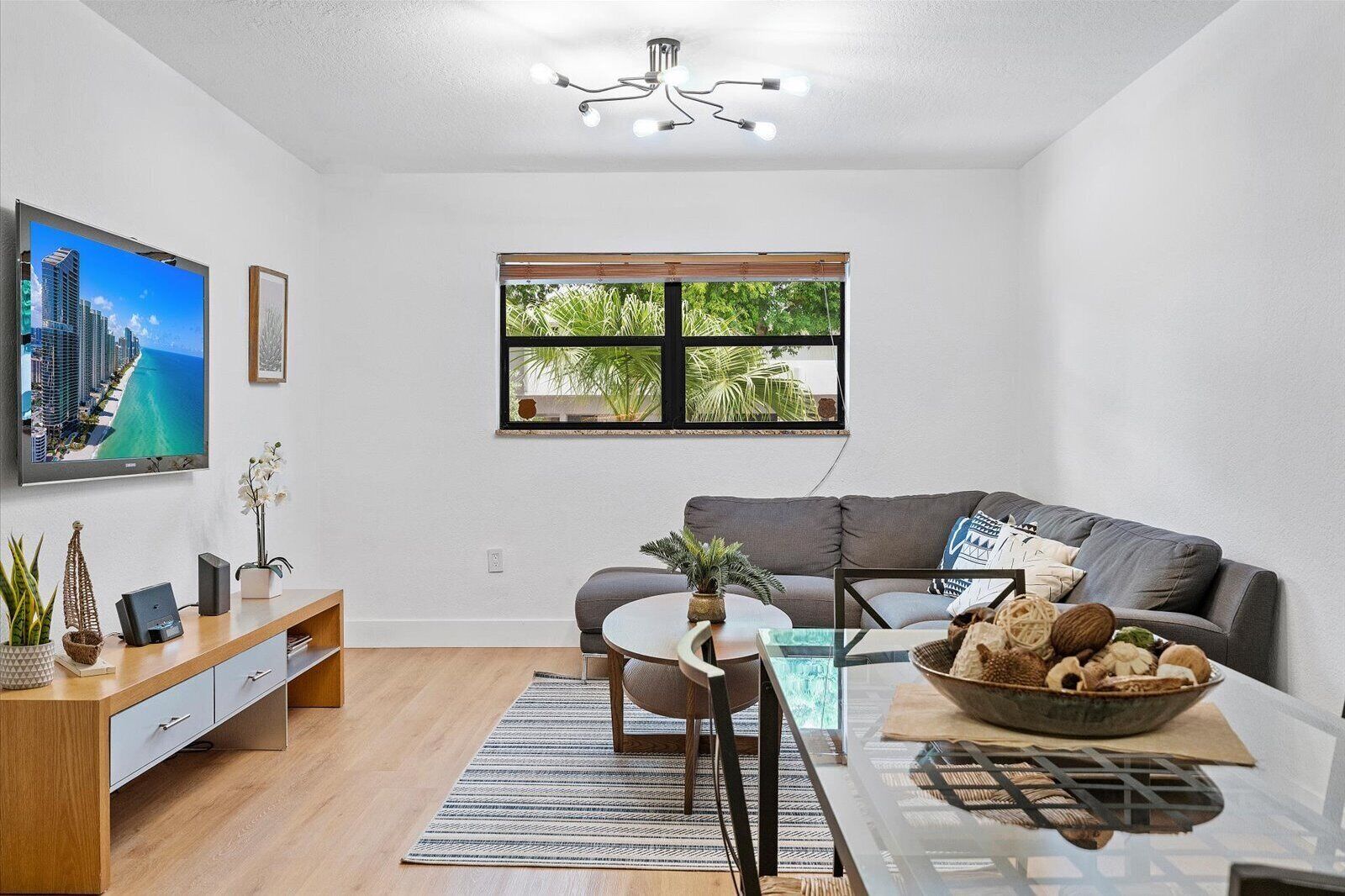 2 Bedrooms Apartment/ Near the beach and plazas for shopping 