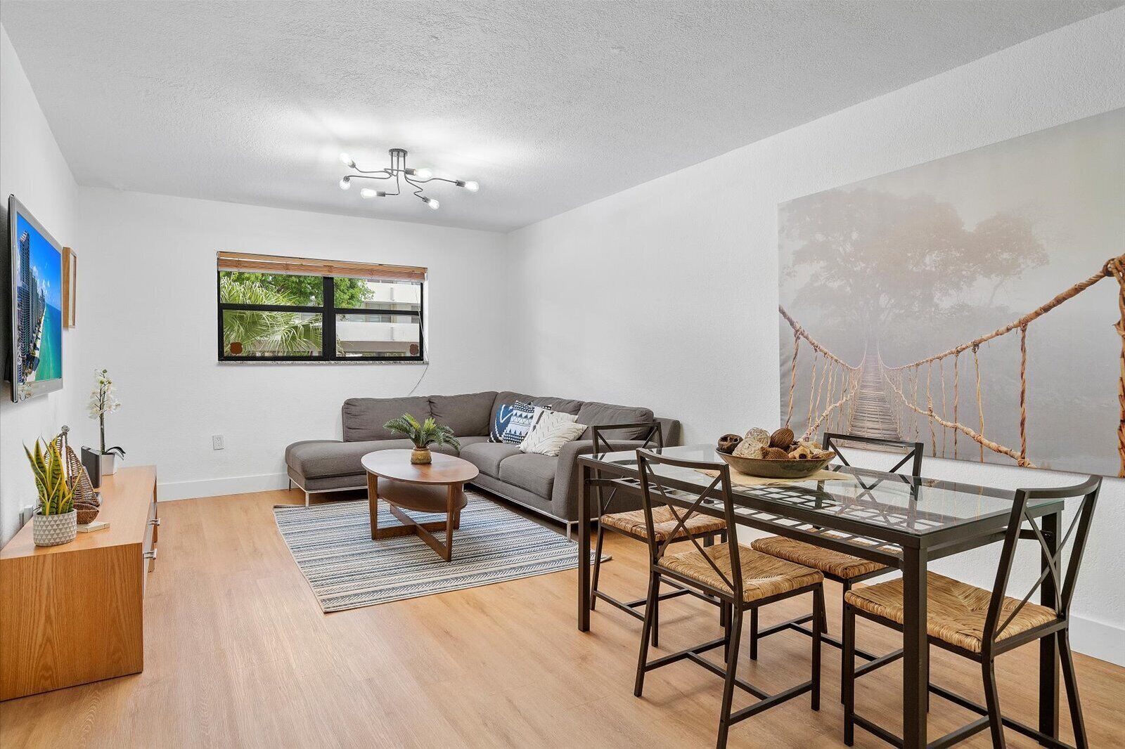 2 Bedrooms Apartment/ Near the beach and plazas for shopping 