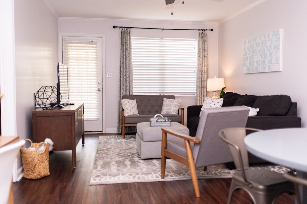 COMFY 2 BR CONDO ON S. MILLEDGE. CLEAN AND CLOSE TO EVERYTHING! /A