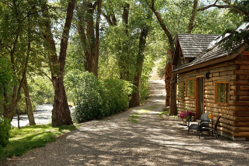 Luxurious Riverfront Cabin on the Frying Pan River - 1 block to Basalt