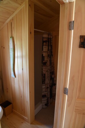 Dusche, Haartrockner, Handtücher, Toilettenpapier