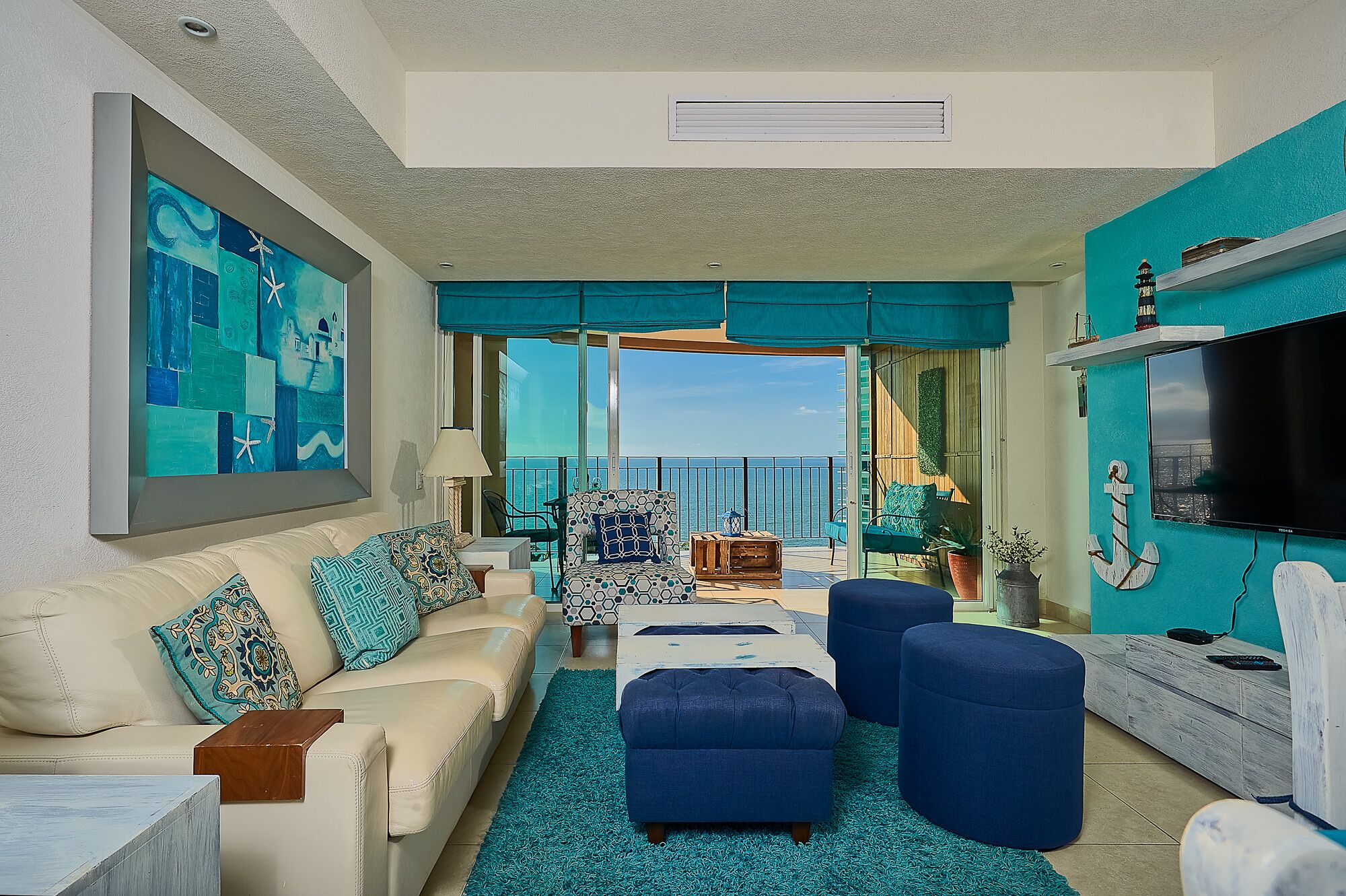 <br>Beach Front, Great Views  & Unique Decor  <br>