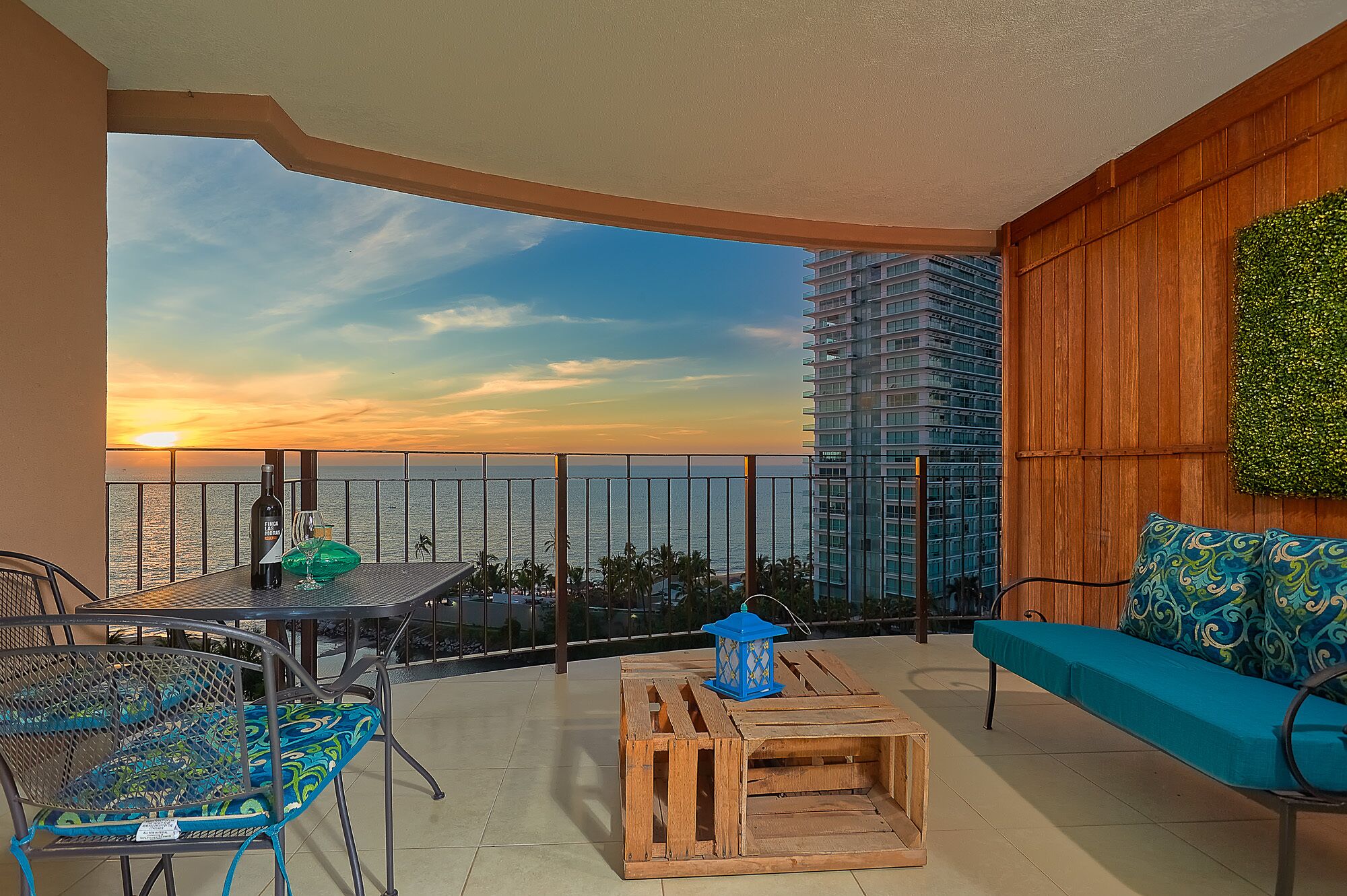 <br>Beach Front, Great Views  & Unique Decor  <br>