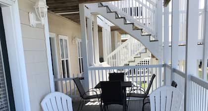 Lovely 4 Bed/4 Bath Pet-Friendly Villa, short walk to beach on west end of OIB