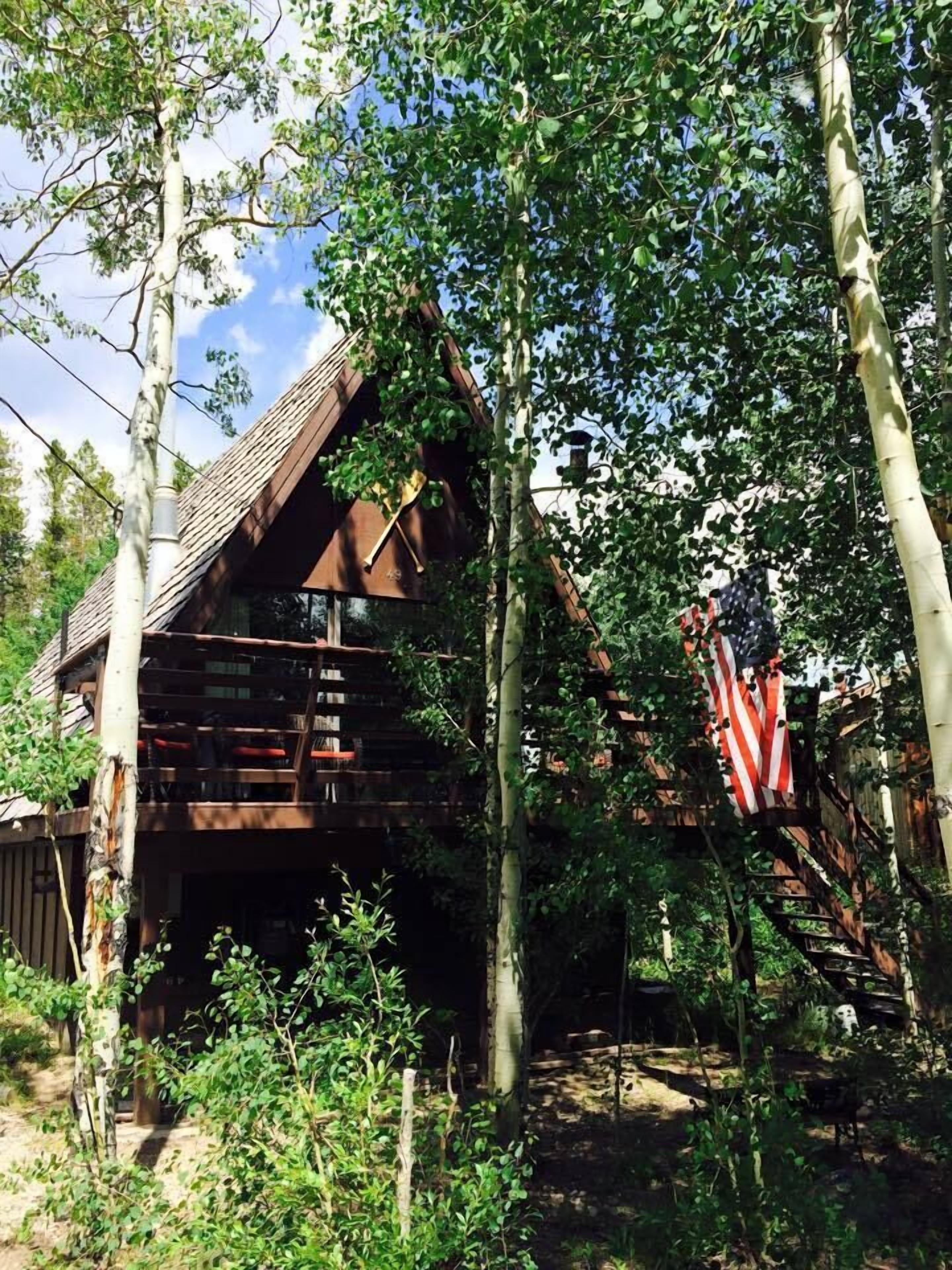 The Grand Escape - Affordable 4BR/1.5BA Cabin in a Great Location!