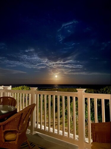 Stay On The BEACH, Beautiful, Fully-Equipped Condo