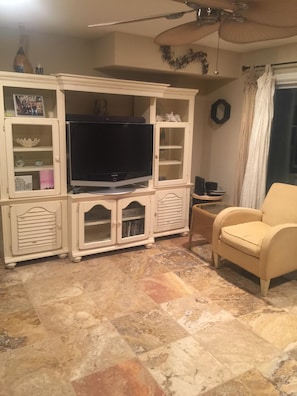 Smart TV, books, stereo