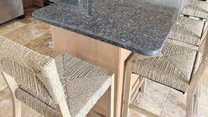 Una cocina con armarios de madera, un refrigerador de acero inoxidable, un microondas, una estufa y un lavaplatos.