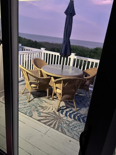 Pysy rannalla!  Tässä kauniissa täysin varustetussa Condo