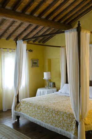 4 bedrooms, iron/ironing board, travel cot, free WiFi