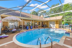 Una piscina al aire libre, una piscina climatizada