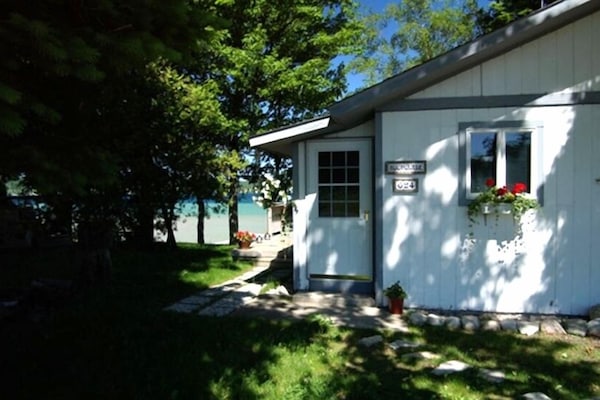 Entrance to Moonglade Cottage from the road