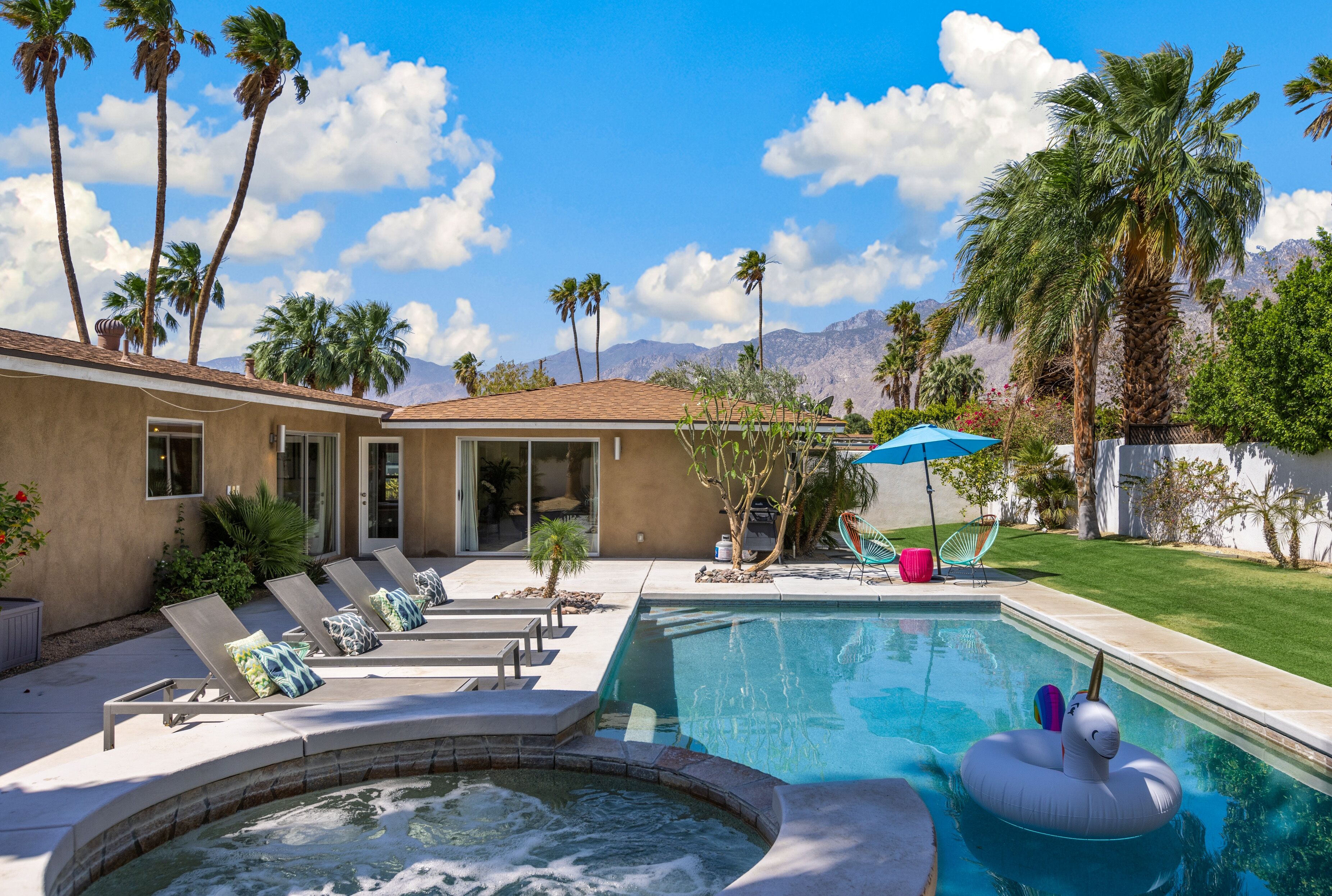 ♥ Luxury Home, Pool/Spa, FirePit, Shaded Cabana, MidCentury, 5 Mins Dwtn/Shops