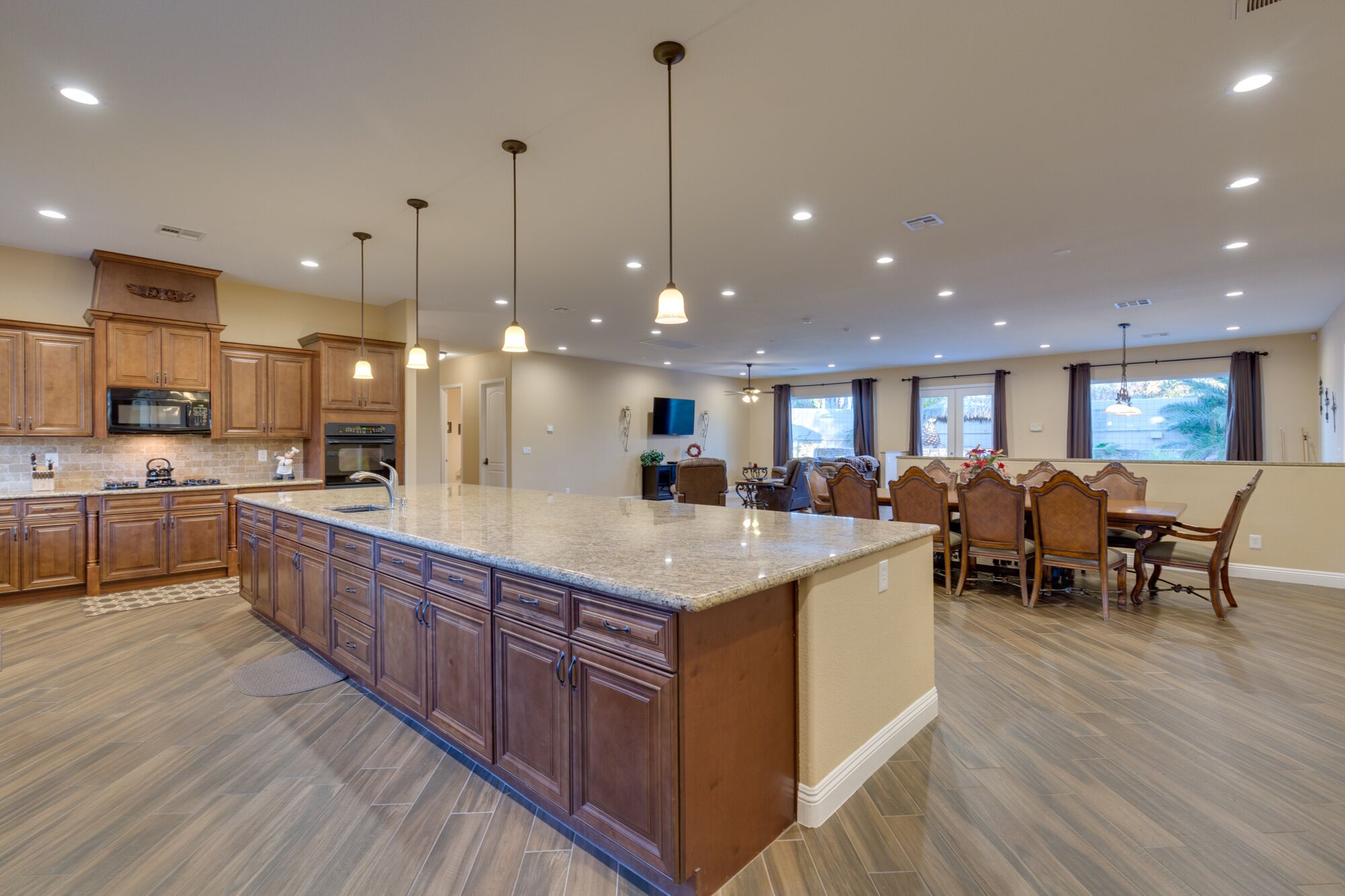 雪櫃、微波爐、焗爐、爐具