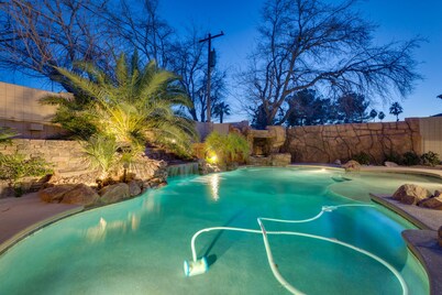 Family Friendly 4000 Sq Ft 5 habitaciones 5. 5 baños, con piscina y spa, 3 millas al Strip