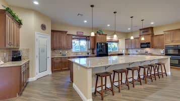 冰箱、微波炉、烤箱、炉灶