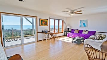 3 bedrooms, iron/ironing board, travel crib, free WiFi