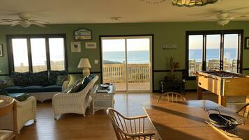 Älytelevisio, DVD-soitin, pöytäjalkapallopöytä, kirjoja