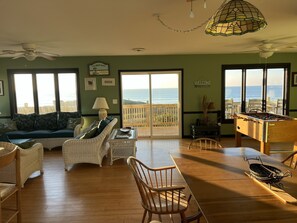 Smart TV, reproductor de DVD, futbolito y libros