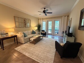 TV, DVD player, videoteca, aparelho de som