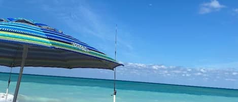 In Strandnähe, Liegestühle, Strandtücher