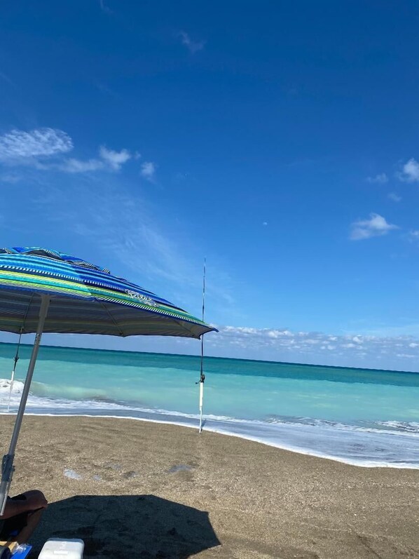 Ranta lähistöllä, aurinkotuoleja, rantapyyhkeitä