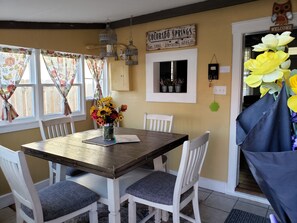 Dining - 1880s home - Manitou Springs & Old Colorado City. Close to Garden of the Gods (Colorado Springs)