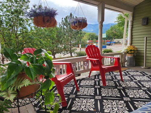 1880's home between Manitou & Old Colorado City. Walk to Garden of the Gods! 