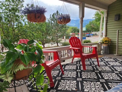 1880's home between Manitou & Old Colorado City. Walk to Garden of the Gods! 