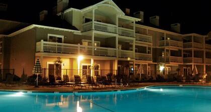 Sip, Taste, Hot Tub, Repeat - Full Resort Access - Sleeps 6