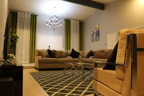 Smart-TV, Kamin, Stereoanlage