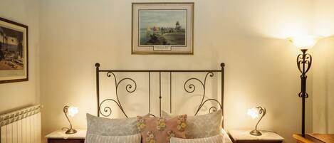 3 bedrooms, in-room safe, desk, iron/ironing board