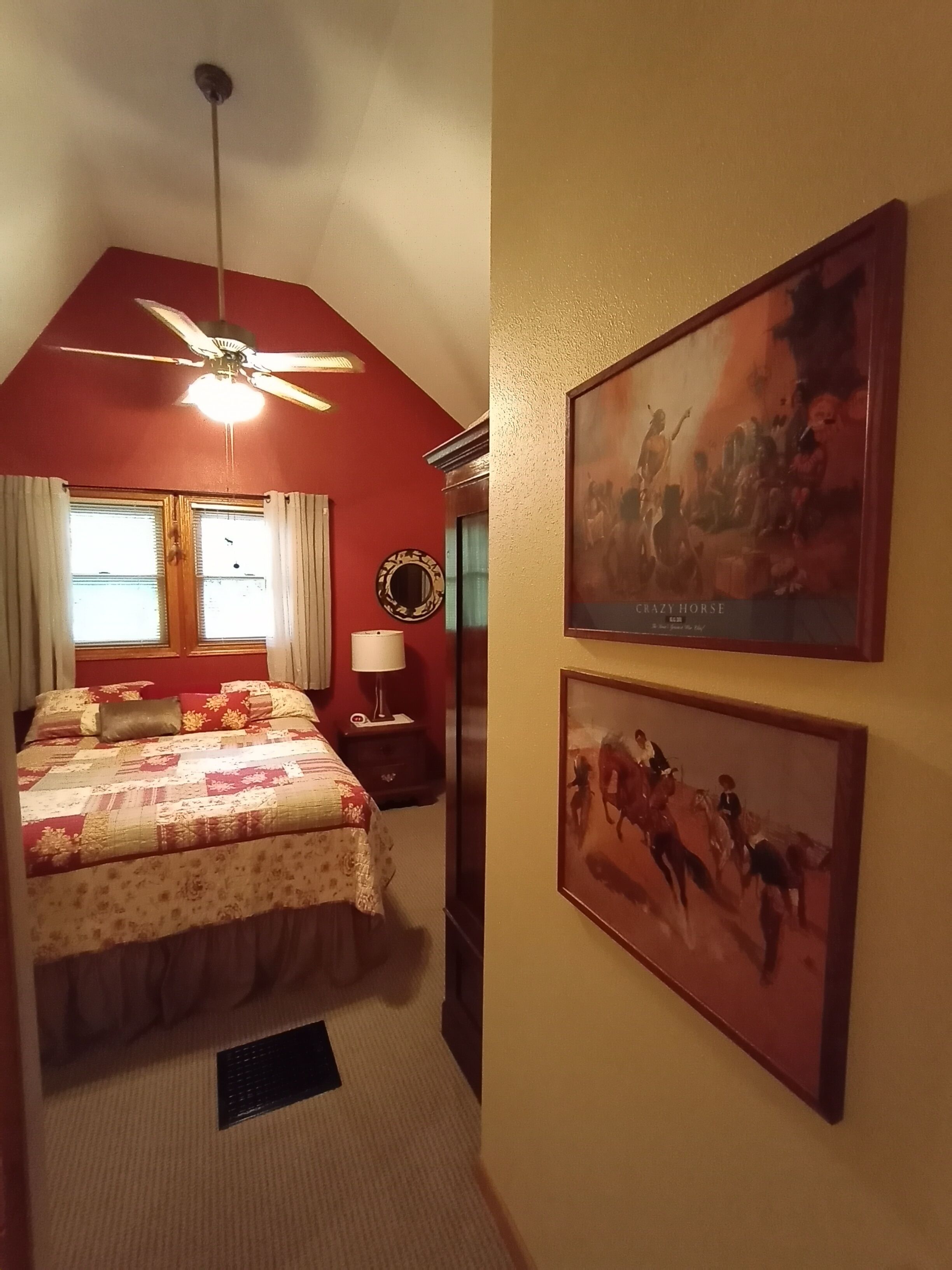2 bedrooms, desk, WiFi (free), bed sheets