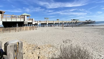Beach nearby, sun loungers, beach towels