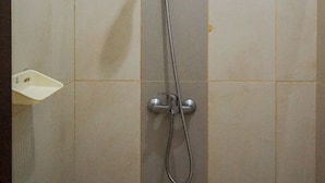 Standard-Zweibettzimmer, 2 Einzelbetten, Nichtraucher | Badezimmer | Dusche, Handtücher
