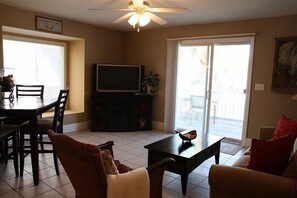 Televisor intel·ligent, reproductor de DVD i llibres 